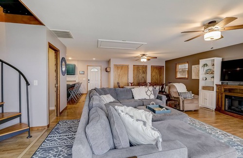Merrimac Maison | Lakefront Retreat with Stunning Views - Skiing, Hiking & Dells!