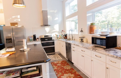Quinlan Maison | Lakefront Retreat with 90+ Oak trees - Luxurious Lakefront Getaway