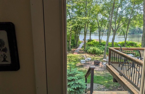 South Kingstown Maison | Lakefront- Rhode Island; Indian Lake, Wakefield (223 Indian Trail South)