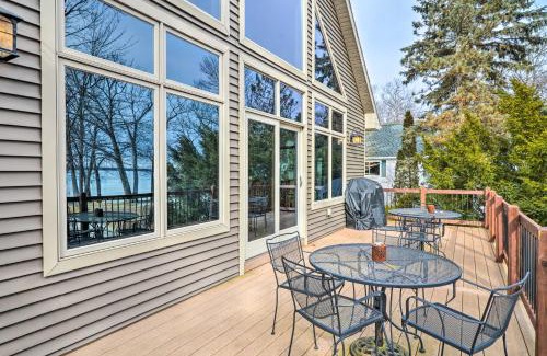 Higgins Lake Maison | Lakefront Roscommon Home with Game Room and Dock!