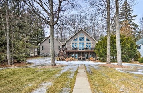 Higgins Lake Maison | Lakefront Roscommon Home with Game Room and Dock!