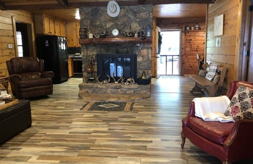 Dogwood Cabine | Lakefront rustic log cabin. Any season vacation, get away, or retreat.