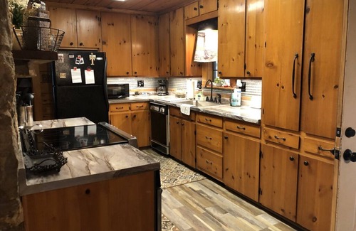Dogwood Cabine | Lakefront rustic log cabin. Any season vacation, get away, or retreat.
