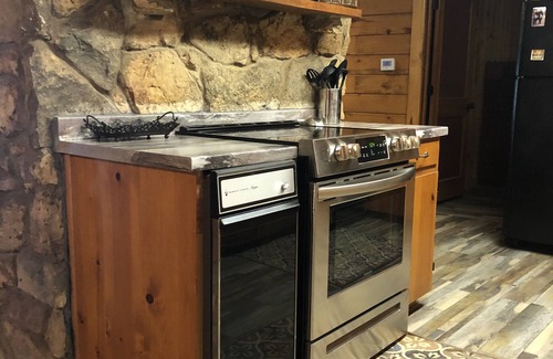 Dogwood Cabine | Lakefront rustic log cabin. Any season vacation, get away, or retreat.