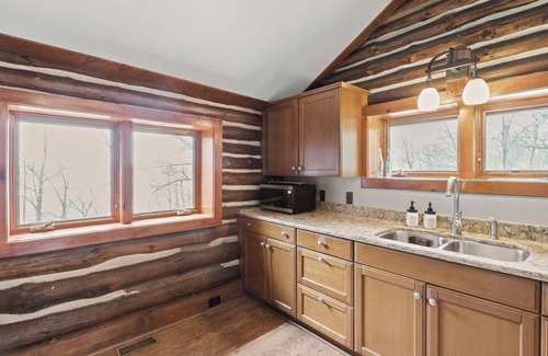 Geneva Maison | Lakefront | Seneca Wine Trail | Hot Tub | Dock