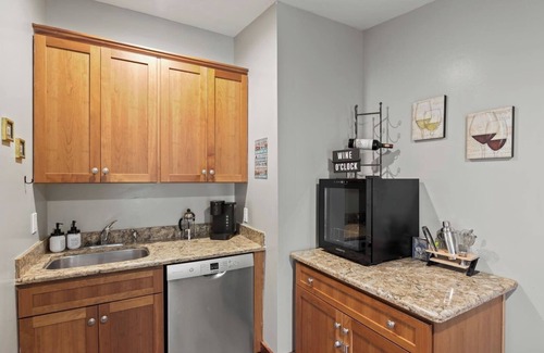 Geneva Maison | Lakefront | Seneca Wine Trail | Hot Tub | Dock
