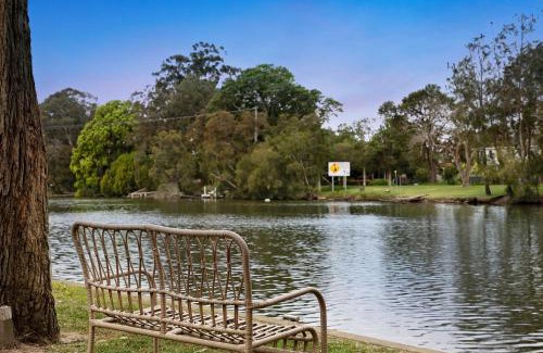 Chittaway Point Maison | Lakefront Serenity