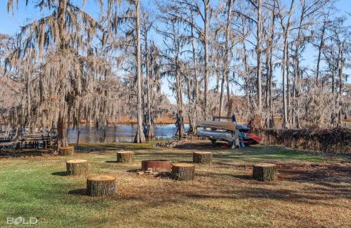 Uncertain Maison | Lakefront Southern Pearl With Kayaks & Canoes