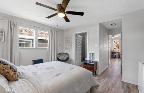 Uncertain Maison | Lakefront Southern Pearl With Kayaks & Canoes