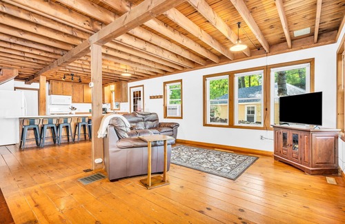Gray Maison | Lakefront-Swim-Kayak-FirePit-20min to Portland