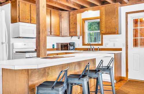 Gray Maison | Lakefront-Swim-Kayak-FirePit-20min to Portland