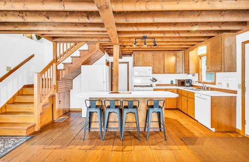 Gray Maison | Lakefront-Swim-Kayak-FirePit-20min to Portland
