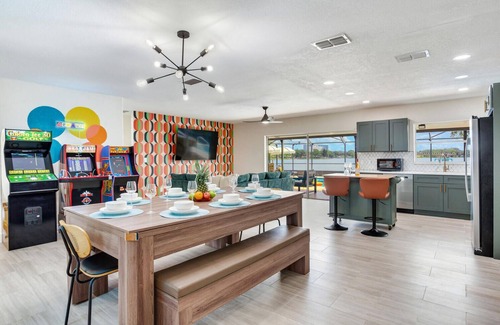 Orient Park Maison | Lakefront Tampa/Heated Pool/Sunrise Views/Kayaks/Games/Outdoor Bar/Sleeps 10