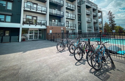 Vernon Station Balnéaire | Lakefront Top Floor Suite w/ resort amenities