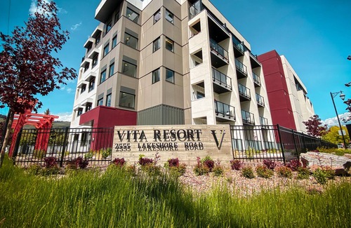 Vernon Station Balnéaire | Lakefront Top Floor Suite w/ resort amenities