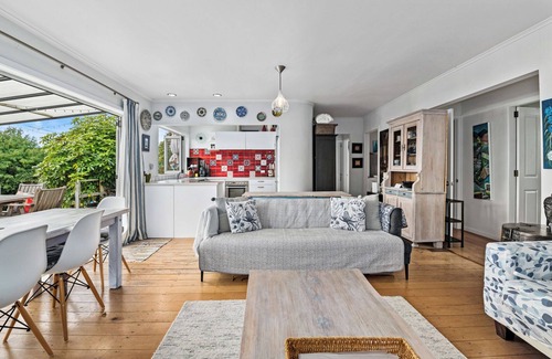 Rotoma Maison | Lakefront Treasure - Lakefront Rotomā Holiday Home