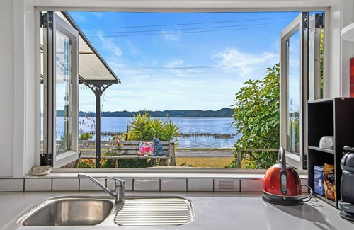 Rotoma Maison | Lakefront Treasure - Lakefront Rotomā Holiday Home
