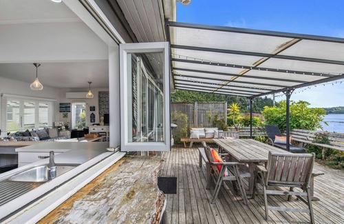 Rotoma Maison | Lakefront Treasure - Lakefront Rotomā Holiday Home