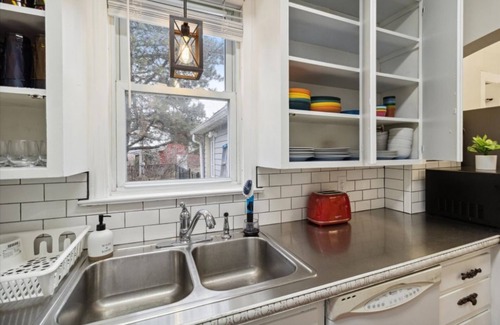 Commerce Township Maison | Lakefront W/ Hot Tub