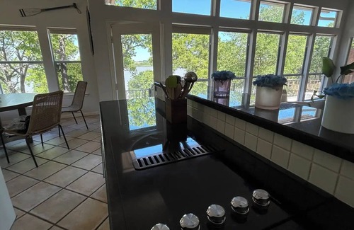 Denton Maison | Lakefront vacation mins to The Olana