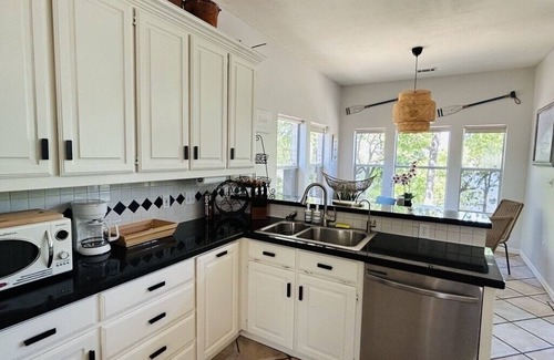Denton Maison | Lakefront vacation mins to The Olana