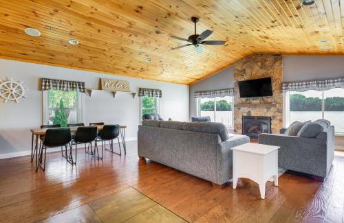 Howe Maison | Lakefront Vacation Rental about 10 Mi to Shipshewana!
