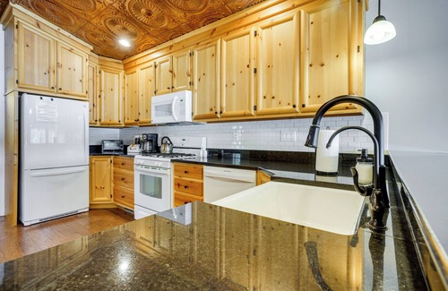 Howe Maison | Lakefront Vacation Rental ~ 10 Mi to Shipshewana!