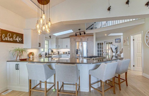 Central Elgin Maison | Lakefront View w Private BEACH! - Cozy Family-Sized ~ Pet Friendly Estate Home