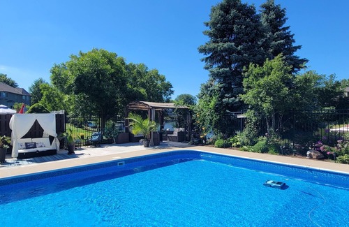 West Omaha Maison | Lakefront walk-out basement with private Pool, Hot Tub, Sauna and Pool Table 🏖