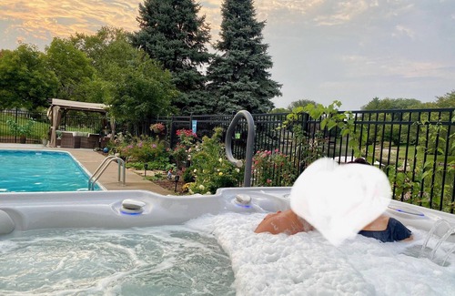West Omaha Maison | Lakefront walk-out basement with private Pool, Hot Tub, Sauna and Pool Table 🏖