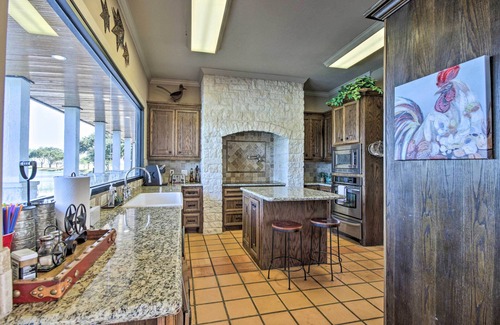 Lissie Villa | NOUVEAU! 200 Acre Lakefront Ranch à Wallis w / lac Pvt
