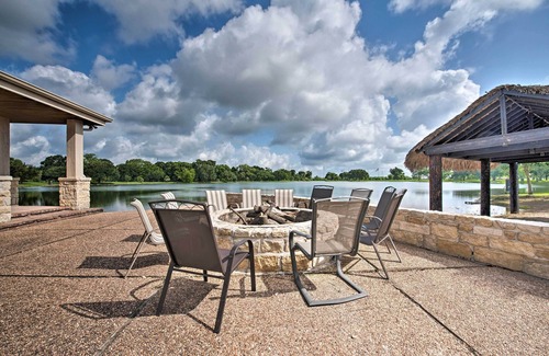 Lissie Villa | NOUVEAU! 200 Acre Lakefront Ranch à Wallis w / lac Pvt
