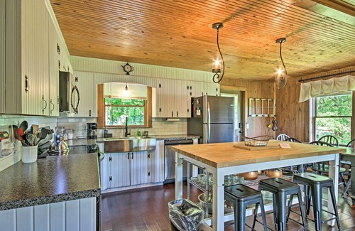 Waterloo Cabine | Lakefront Waterloo Cabin w/ Dock, Kayaks & Grill!