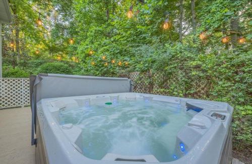 Toccoa Maison | Lakefront with Dock and Hot Tub