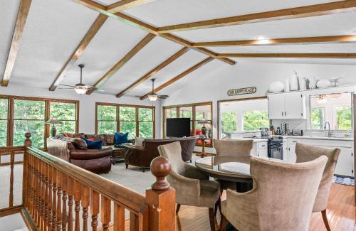 Toccoa Maison | Lakefront with Dock and Hot Tub