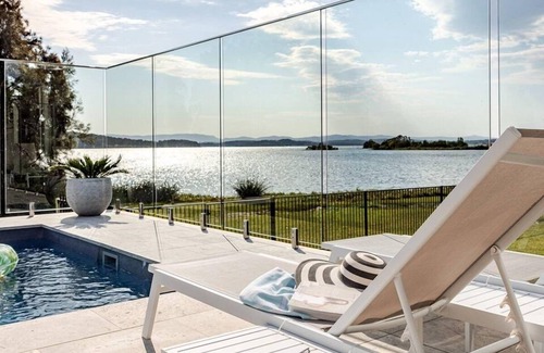 Lake Macquarie City Council Maison | Sunset Lakefront with Private Pool – Your Dream Coastal Oasis!