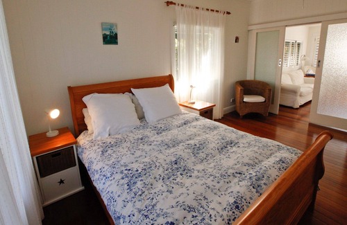 Akolele Maison | LAKEHOUSE AKOLELE: 19 Flower Circuit - Animaux acceptés et paisible sur les rives du lac Wallaga!