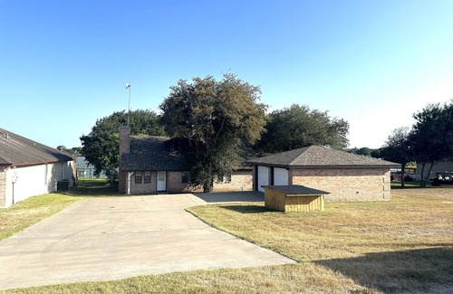 Dinero Maison | Lakehouse at Lake Corpus Christi with pier