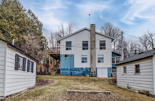 South Bruce Peninsula Chalet De Ski | LAKEHOUSE CHALET on Sky Lake, 5 Bed, Majestic Sunsets and Spacious living