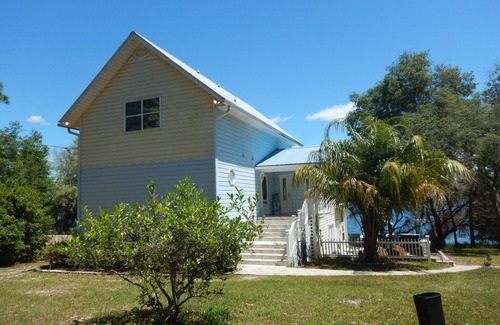 Putnam Hall Maison | LAKEHOUSE CLOSE TO GAINSVILLE, BEACH,DOCK, GAME ROOM WITH ADDITIONAL BUNK ROOM