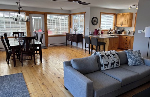 L'Amable Cottage | Lakehouse on beautiful Tait Lake in the wonderful town of Bancroft.