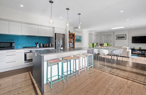 North Island Maison | Lakehouse Retreat - Whakamaru Holiday Home