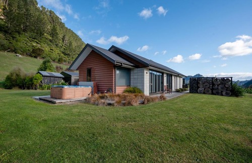 North Island Maison | Lakehouse Retreat - Whakamaru Holiday Home