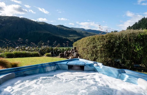 North Island Maison | Lakehouse Retreat - Whakamaru Holiday Home