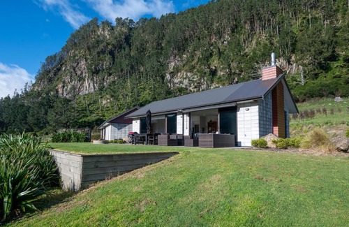 North Island Maison | Lakehouse Retreat - Whakamaru Holiday Home
