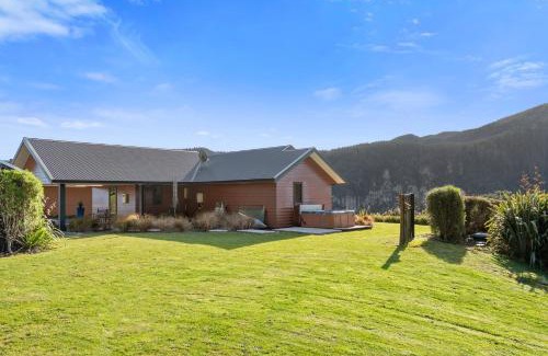 North Island Maison | Lakehouse Retreat - Whakamaru Holiday Home