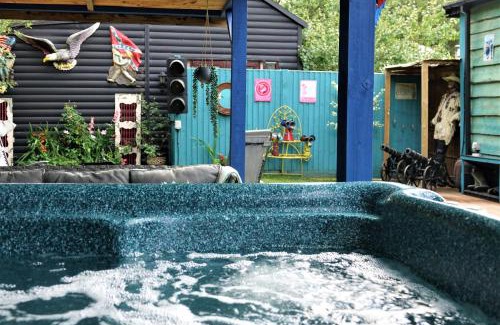 Beckingham Maison | Lakeland Lodge with private Hot Tub and fishing