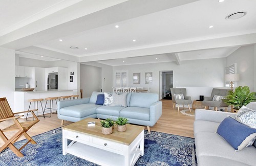 Bolton Point Maison | Lakeshore Retreat absolute Waterfront at Bolton Point