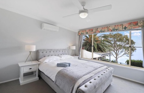 Toukley Maison | Lakeshore Retreat