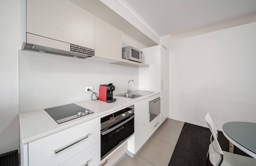 Greenway Appartement | Lakeside 1-Bed with A/C, Parking & Balcony